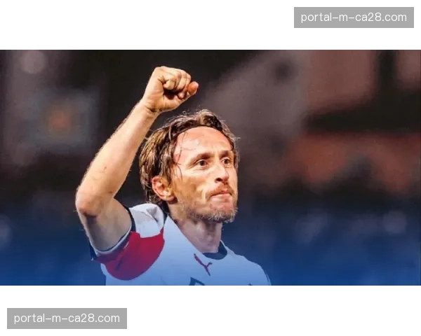 特写：38岁的莫德里奇替补登场策动绝杀，赛后获全场掌声致敬