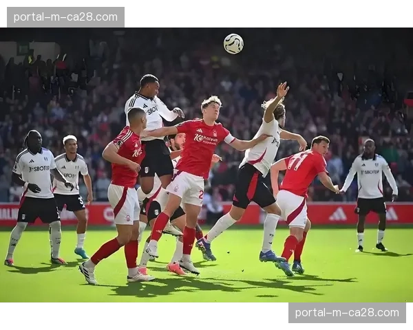 斯特拉斯堡球员主罚任意球前，对手人墙距离引发裁判测量